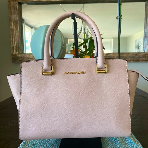 Michael Kors Small Tote (Light Pink) w/Gold Hardware. - Picture 1 of 14